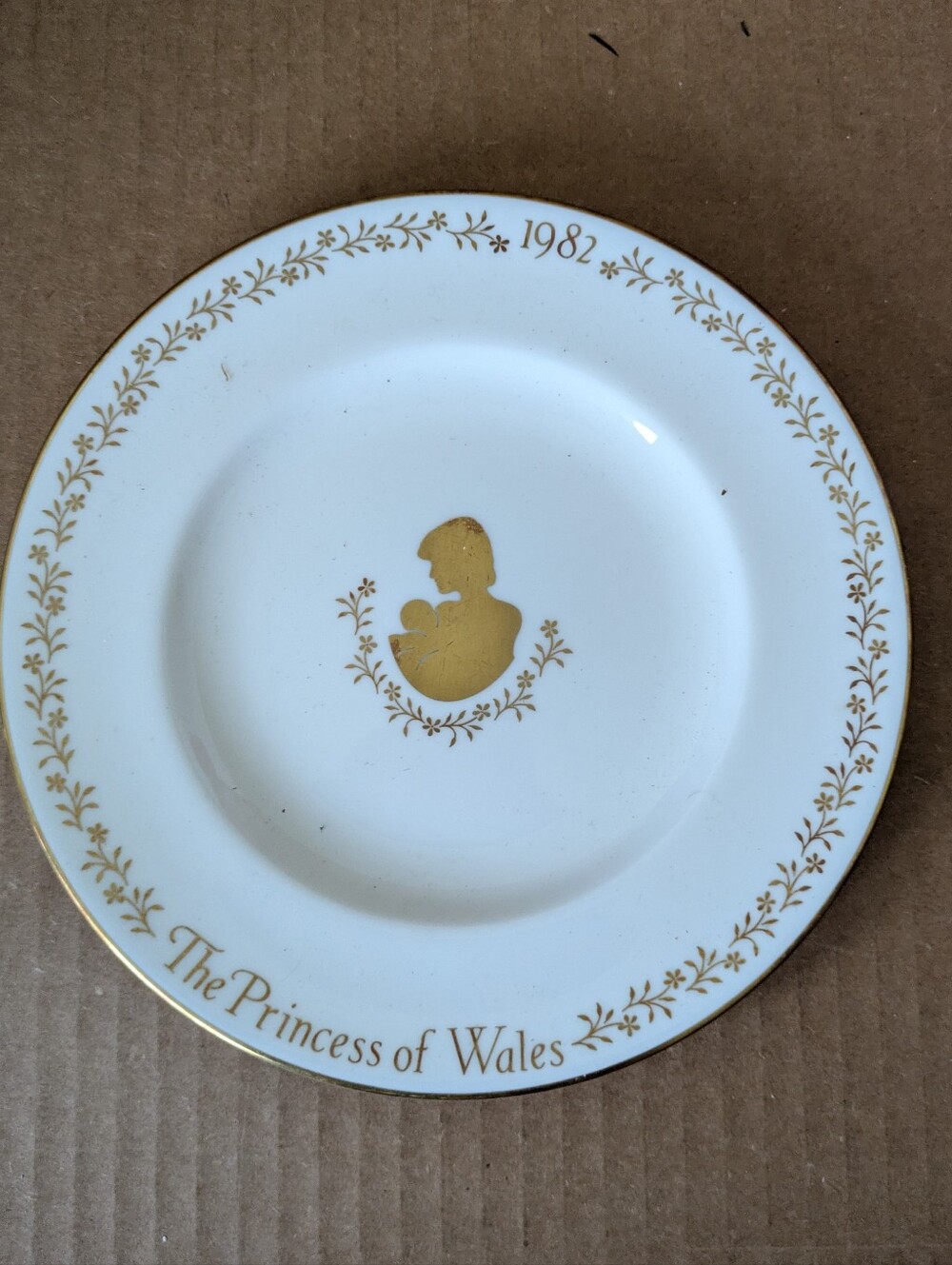 Plate The Princess Of Wales White Gold Decorative Plate  1982 Made in England